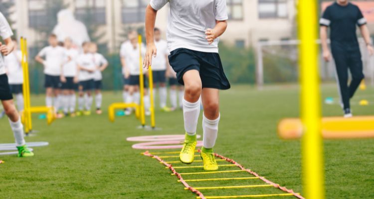 Entrenaments per potenciar velocitat, agilitat i control de pilota